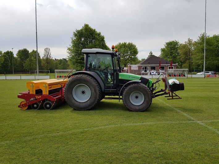 20170520 hoofdveld onderhoud (2)