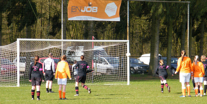 Monique (niet zichtbaar) schiet penalty binnen!