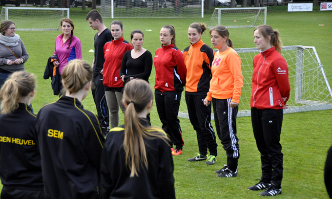 20150507 Meidenvoetbalclinic 01