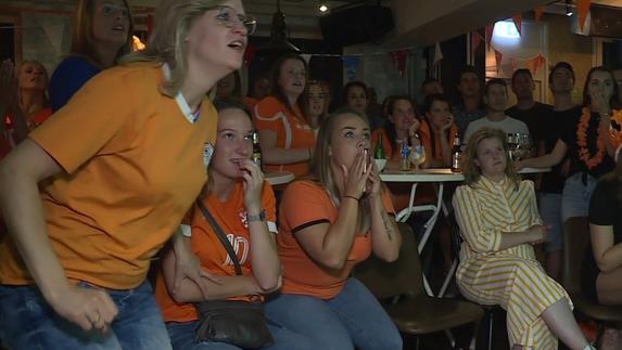 20190703 baarlose voetbalvrouwen kijken naar oranje leeuwinnen